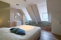 slaapkamer 2 met ramen en kast.jpg